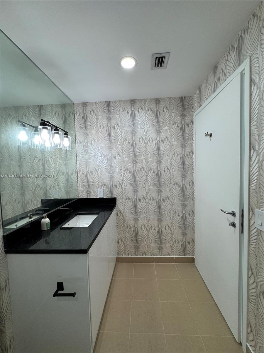 300 S Biscayne Blvd #L-1218, Miami FL 33131
