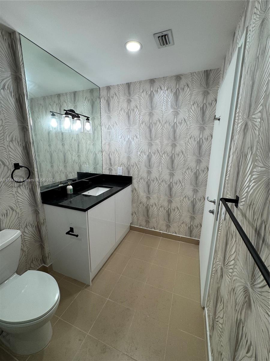 300 S Biscayne Blvd #L-1218, Miami FL 33131