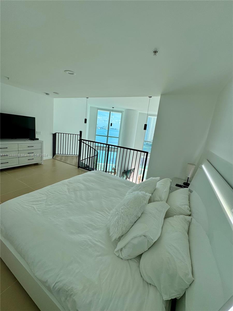 300 S Biscayne Blvd #L-1218, Miami FL 33131