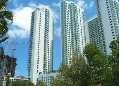 Gorgeous 1 bedroom 1 and 1/2 bathrooms in Quantum on the Bay!  Tile and Vinyl floors.  Washer and Dryer in unit.  Beautiful city and bay views!  Walking distance to Performing Art Center,  Museum Park and Bayside Mall.   Building has great amenities such as two pools, Fitness Center, Media Room and much more!