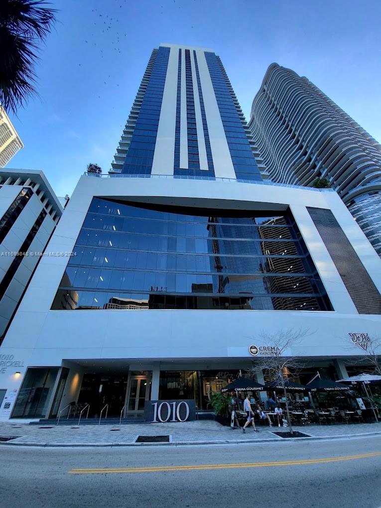 We offer for rent a beautiful studio unit, with amazing views of the city of MIAMI, located on floor # 29 of the iconic 1010 BRICKELL; it is a 442 square foot apartment, beautiful ceramic floors, stainless steel appliances, large kitchen, plenty of storage space, modern bathroom with glass shower, balcony, a rooftop pool, terrace and bar, another indoor heated pool, jacuzzi with views of Brickell, modern gym, spa with Turkish bath and steam room.
We also offer an activity rooms: with bowling, virtual golf, ping pong, billiards, children's climbing area, basketball court, running track, racquet ball, barbecue area and more. Located within walking distance of the Brickell City Center shopping complex.