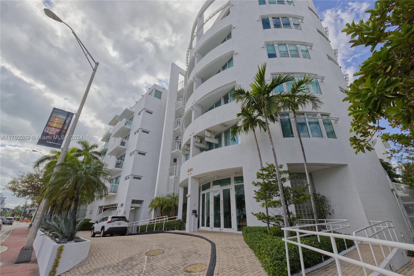 Stunning and spacious studio , with breathtaking bay, ocean, and Miami skyline views at the waterfront Regatta in Miami Beach. Contemporary interior features include an open kitchen with stainless appliances, high ceilings, impact glass . Ideally located between South Beach and Bal Harbors, the boutique 52 unit Regatta, enjoys a waters edge pool, whirlpool, gym, sauna, concierge, and 9 slip marina, just steps to the beach!