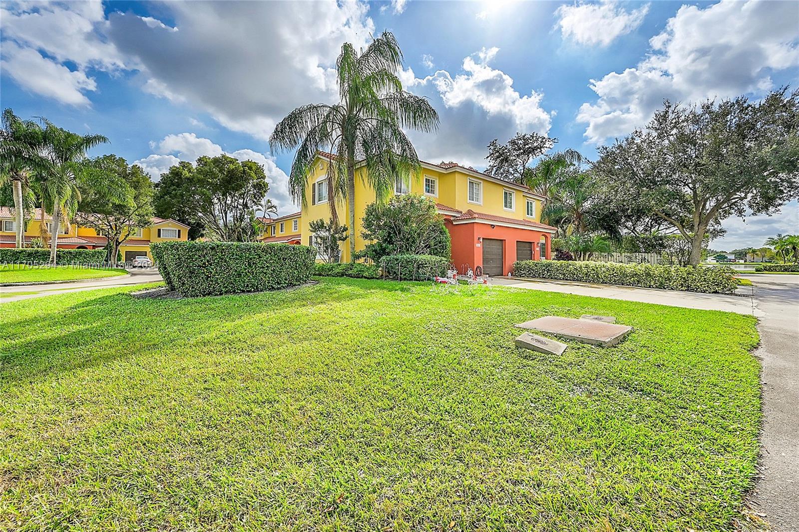 2530 Montclaire Cir, Weston, Florida image 3