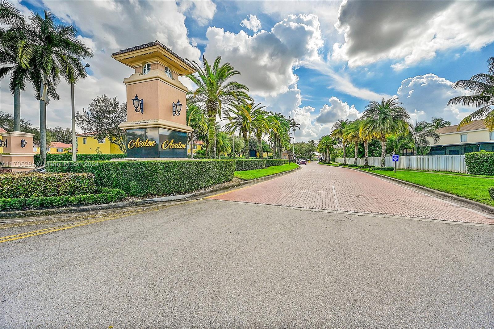 2530 Montclaire Cir, Weston, Florida image 30