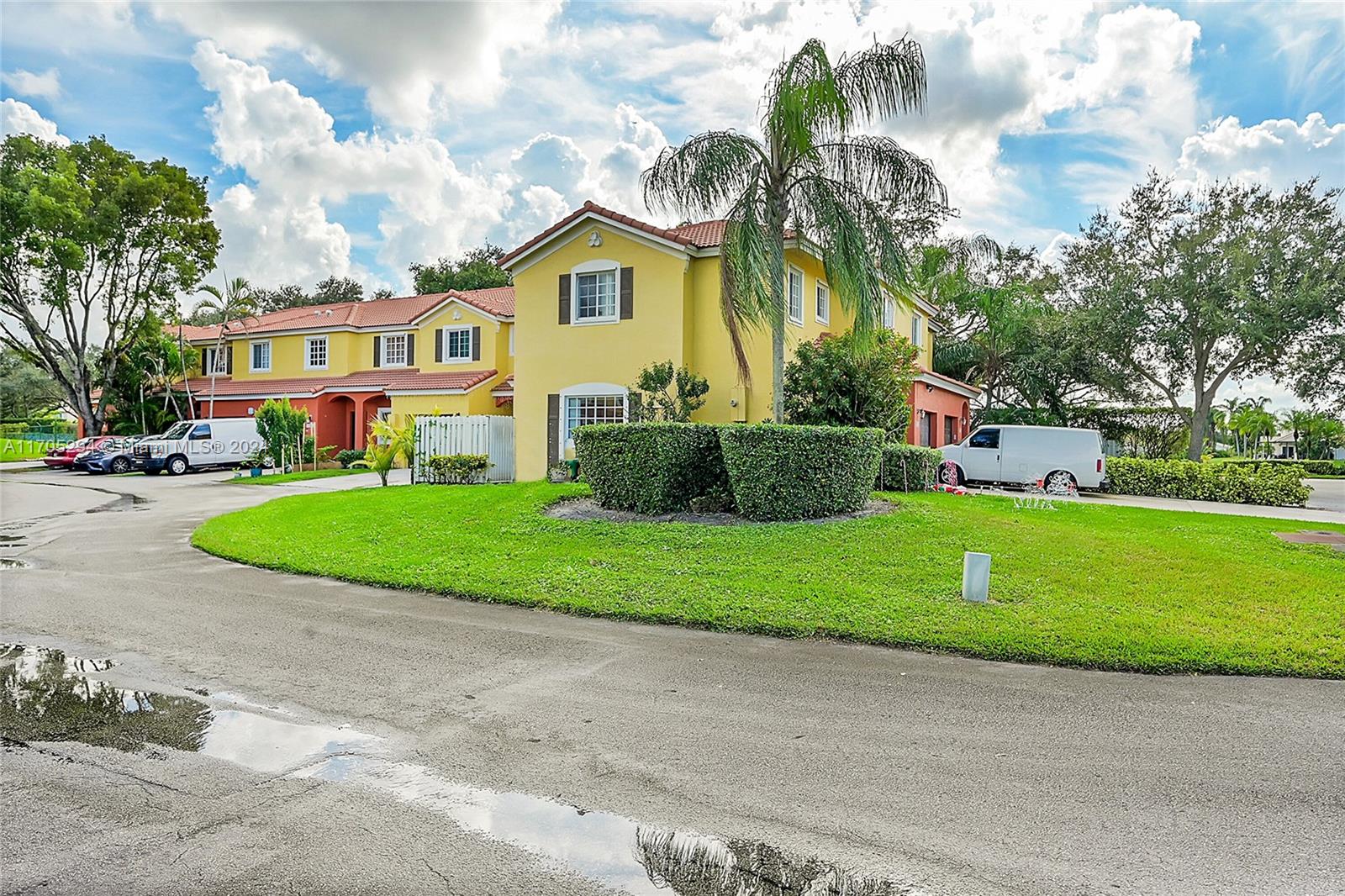 2530 Montclaire Cir, Weston, Florida image 4