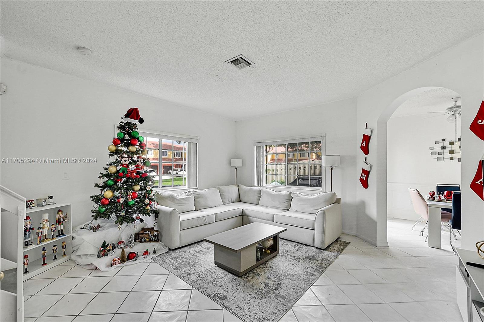 2530 Montclaire Cir, Weston, Florida image 6