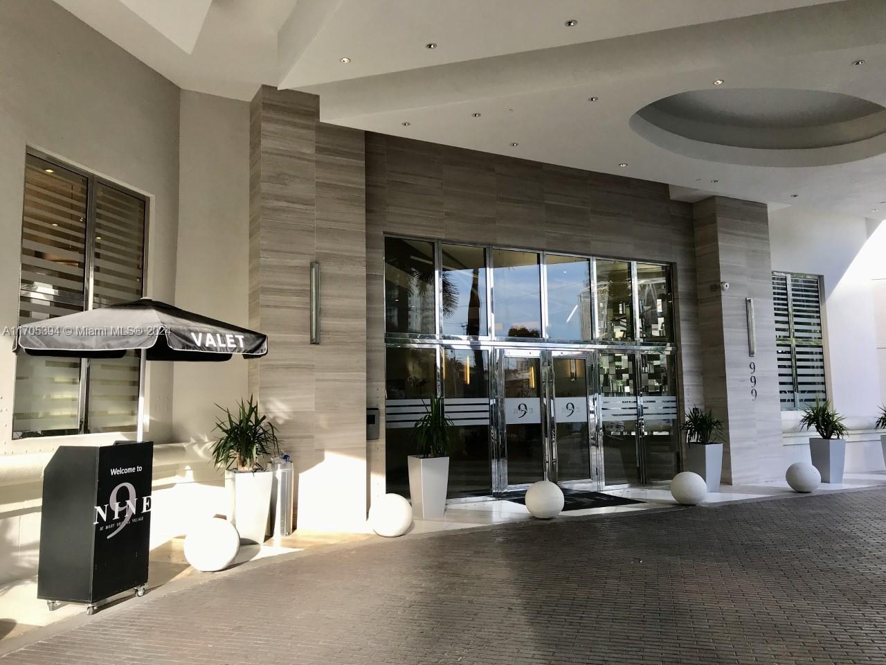 Contemporary 3 bedroom and 2 bathroom, with a nice kitchen, stainless steel appliances, custom closets, 2 parking assigned and a great bay view, unit located on the 31st floor.