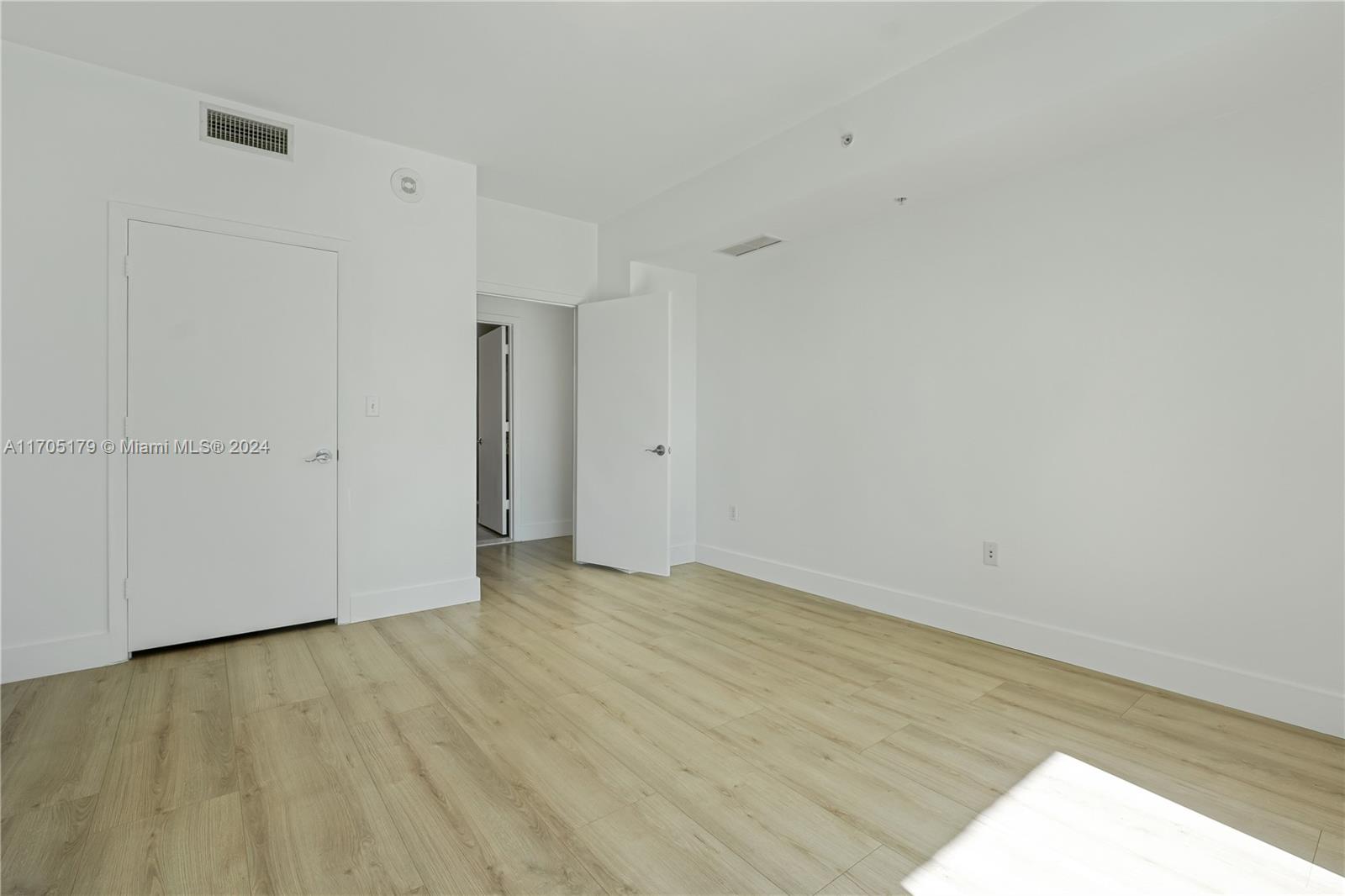 244 Biscayne Blvd #1505, Miami FL 33132