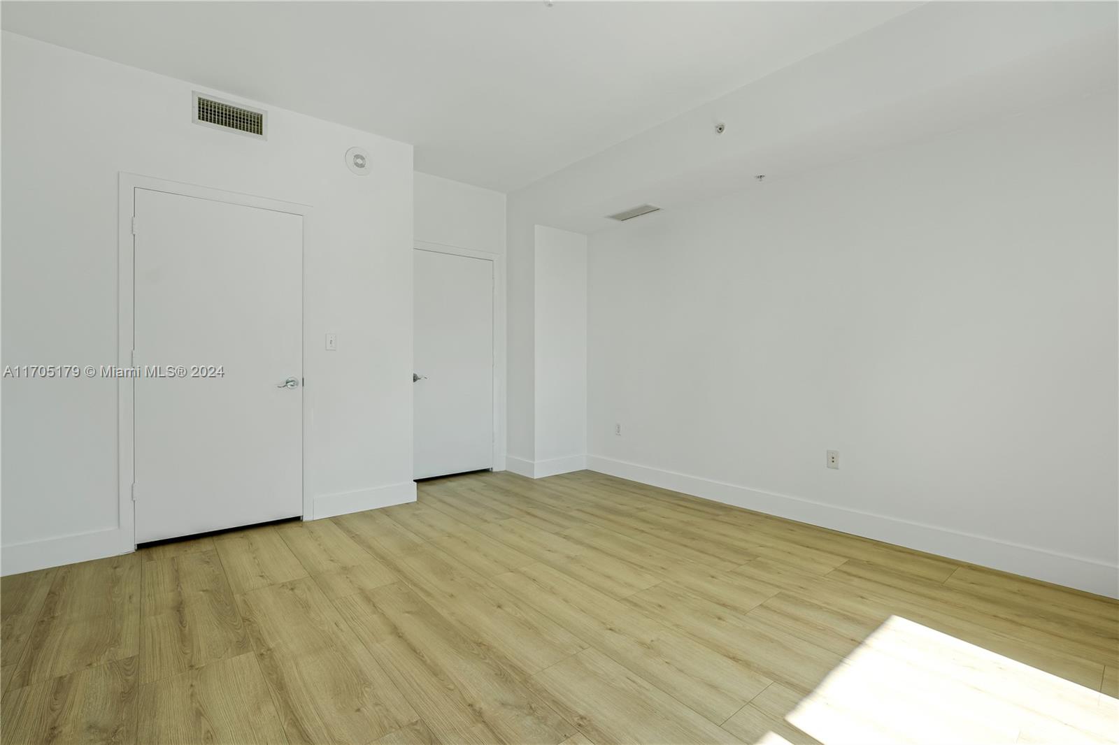 244 Biscayne Blvd #1505, Miami FL 33132