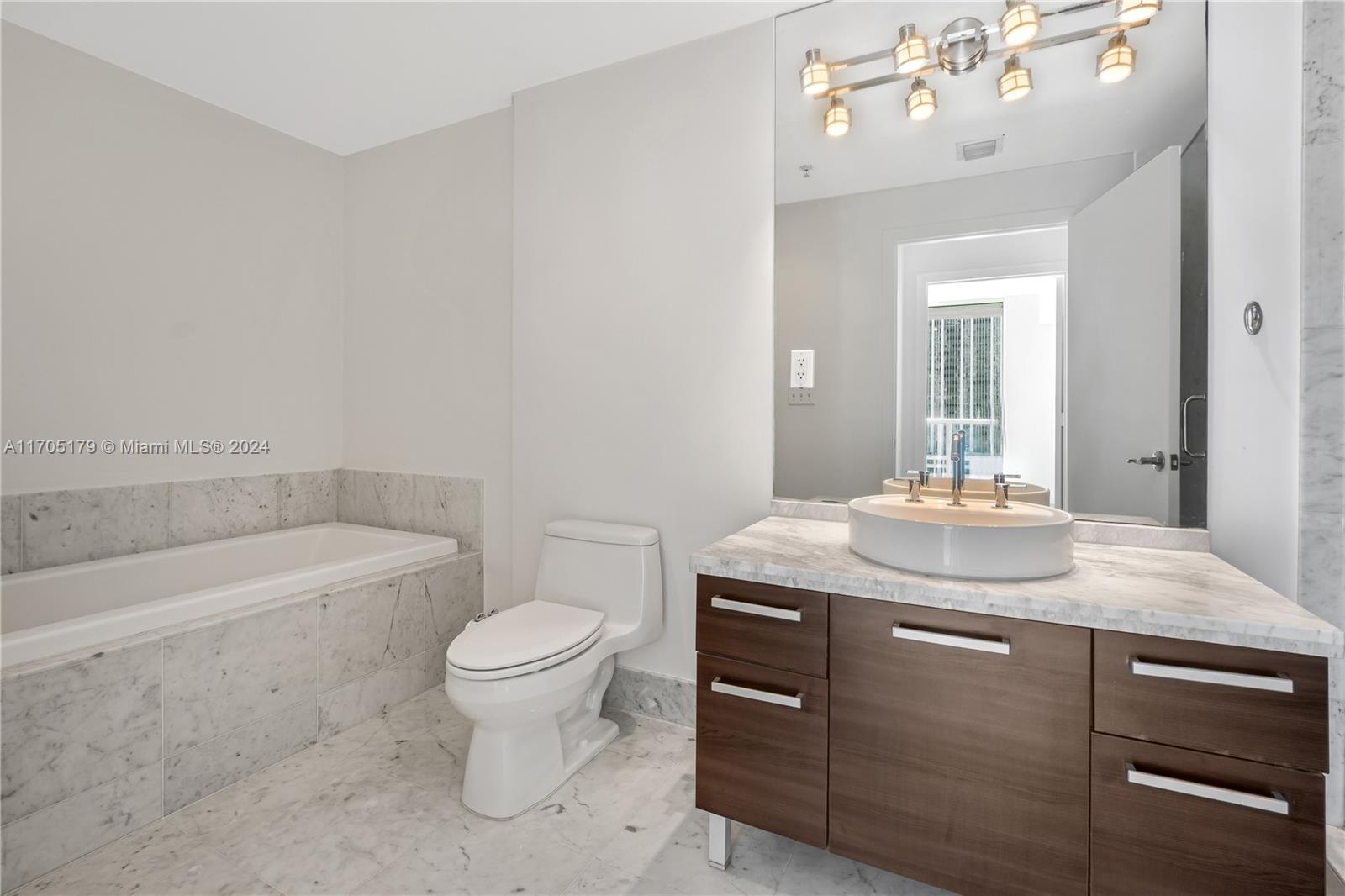 244 Biscayne Blvd #1505, Miami FL 33132