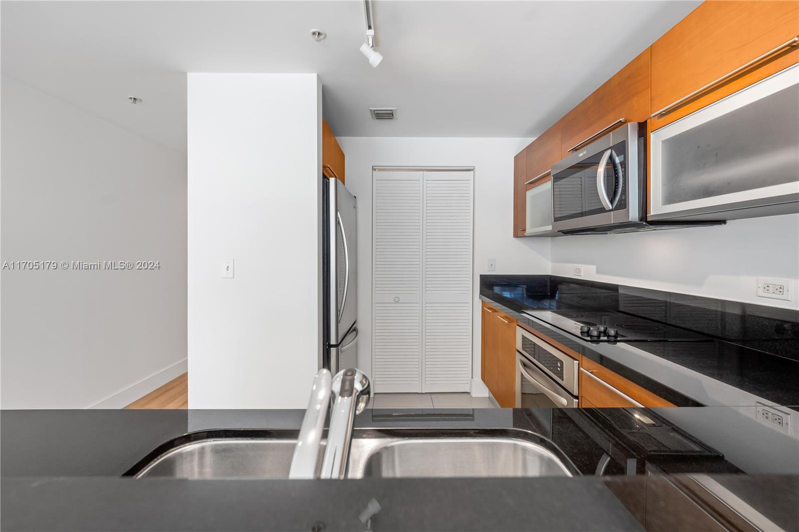 244 Biscayne Blvd #1505, Miami FL 33132