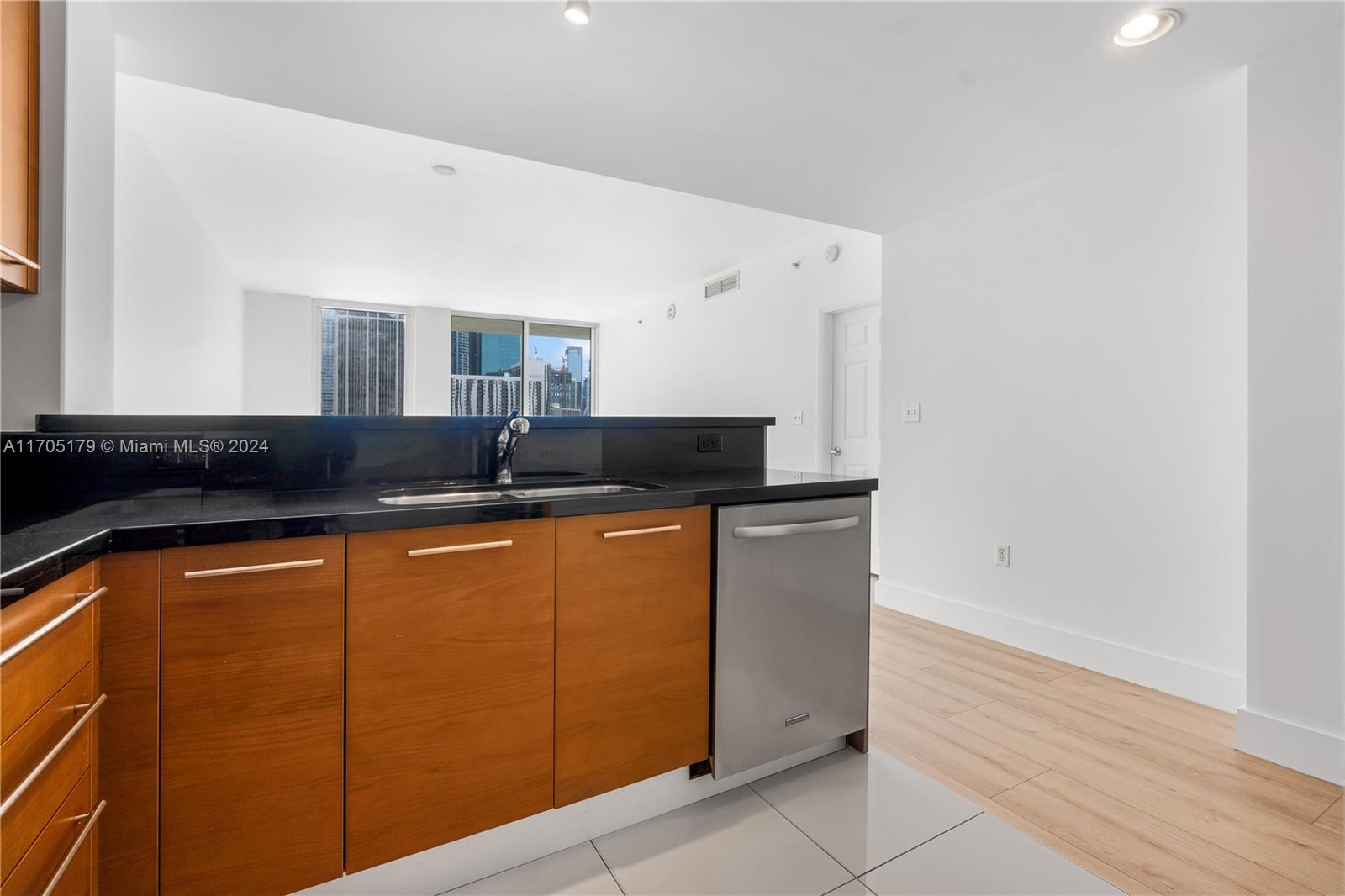 244 Biscayne Blvd #1505, Miami FL 33132