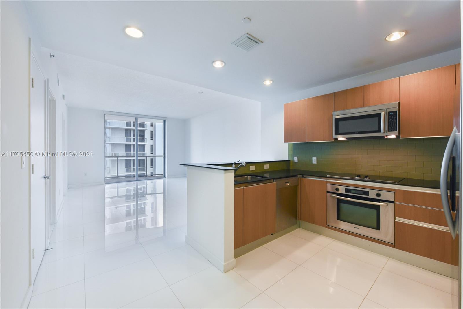 Immediate Occupancy! Spacious 945 sq. ft. unfurnished 1 bedroom/1 bath with a terrace and white tile throughout. The modern kitchen features stainless steel Bosch and Kitchen Aid appliances. Additional features of this home include ample storage space, excellent light, and views of the city and pool area (a must-see!). 1060 Brickell Avenue is a pet-friendly, full-service condominium featuring world class amenities such as a 24-hour doorman, pool deck, fitness center, exercise room, wine room, billiards room and a party room.