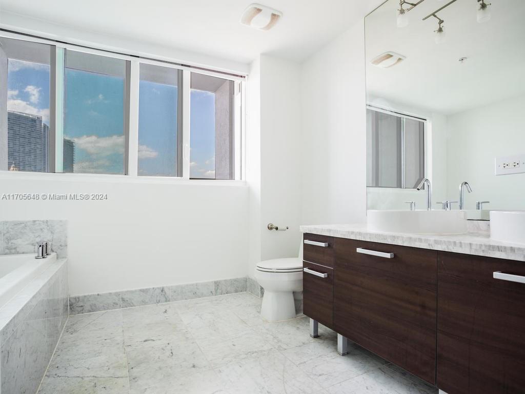244 Biscayne Blvd #2202, Miami FL 33132