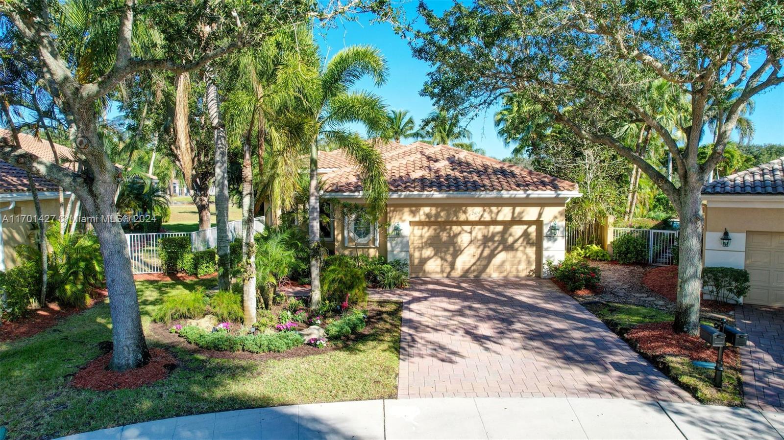 2474 Bay Isle Ct, Weston, Florida image 9