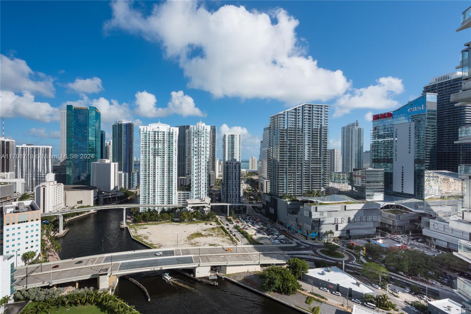 Beautiful unit at this modern and prestigious building. Gorgeous views from the river and the city of Miami. 2 beds/2 baths, very spacious and bright. Live close to restaurants, and all the excitement of Brickell.