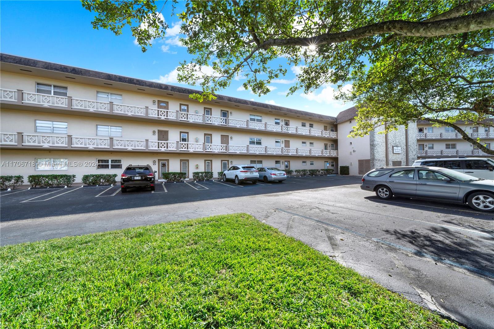 5102 NW 36th St #408, Lauderdale Lakes, Florida image 2