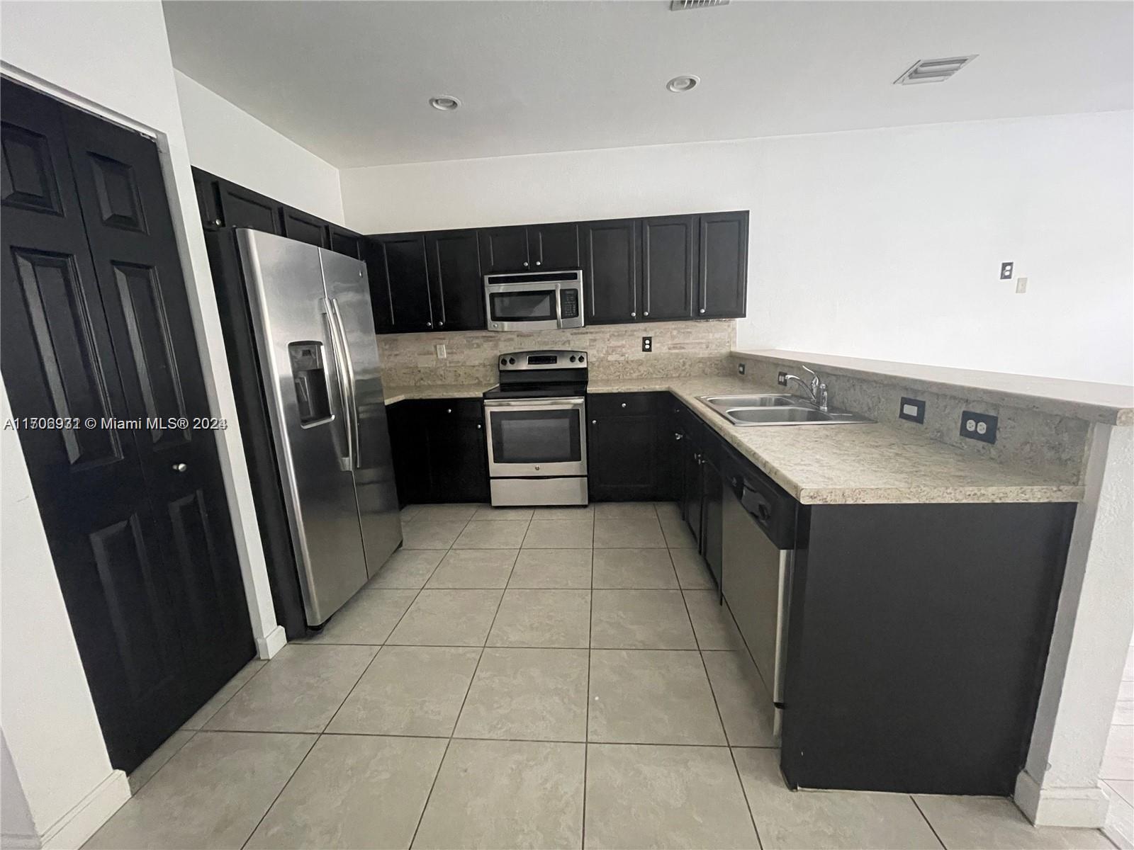 8905 W 35th Way, Hialeah, Florida image 2