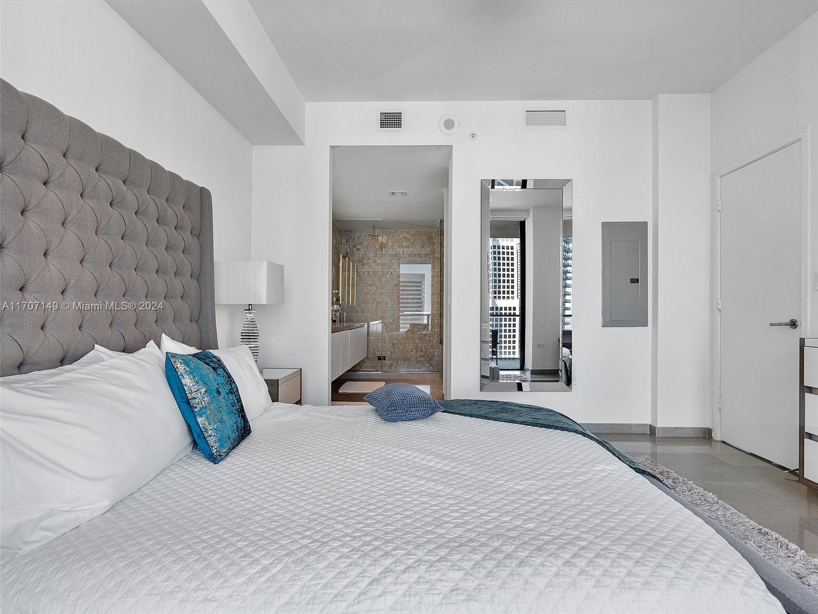 88 SW 7th St #2709, Miami FL 33130
