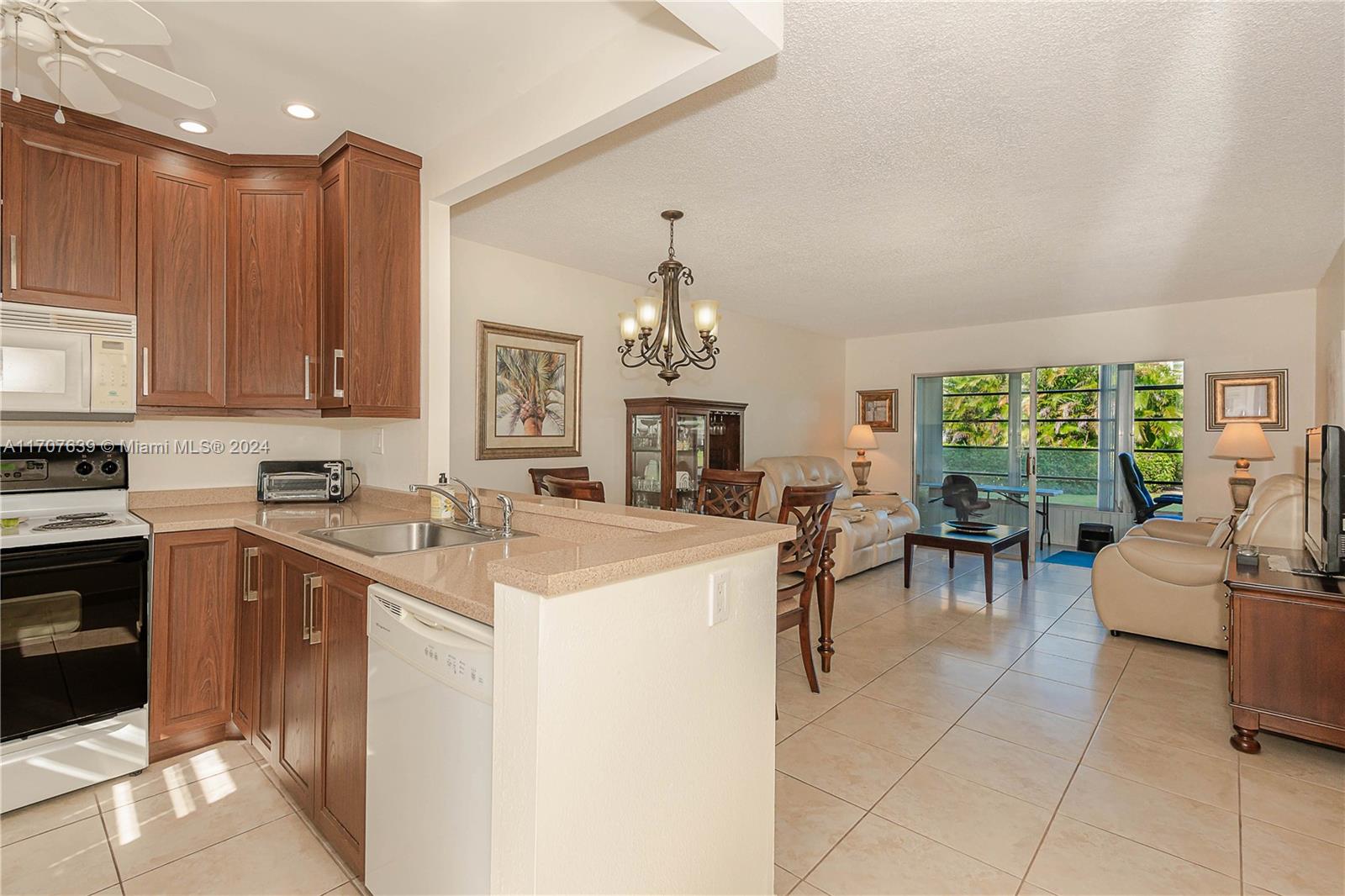 4805 NW 35th St #404, Lauderdale Lakes, Florida image 3