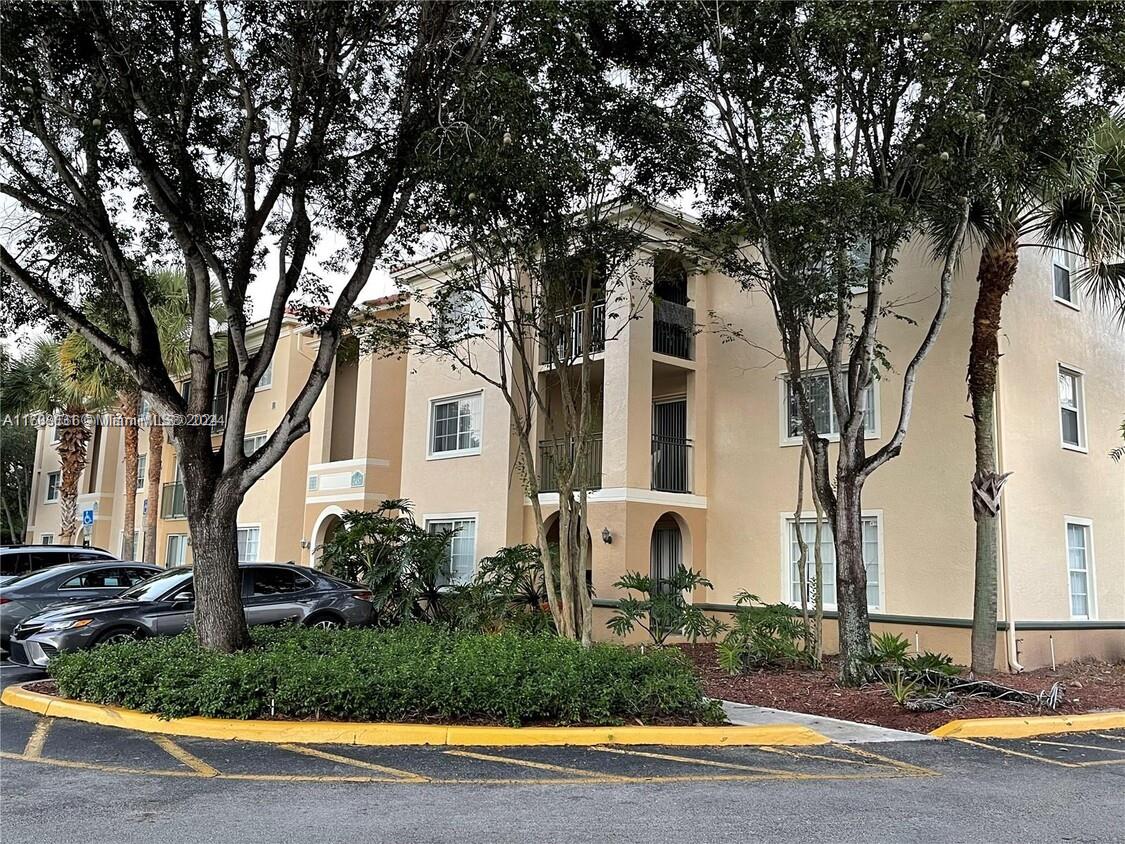 2457 Centergate Dr #202, Miramar, Florida image 17