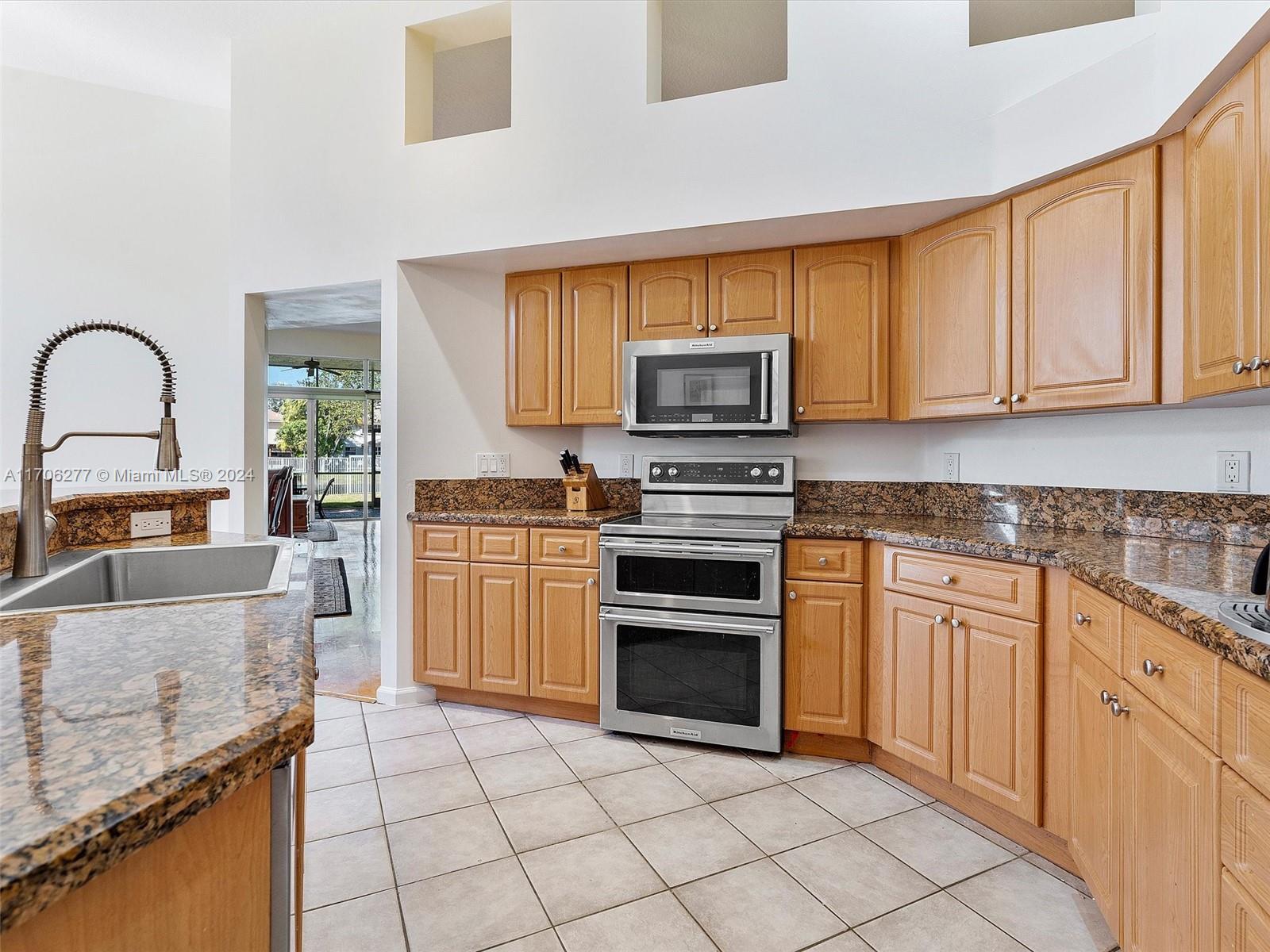 2553 Bay Pointe Dr, Weston, Florida image 15