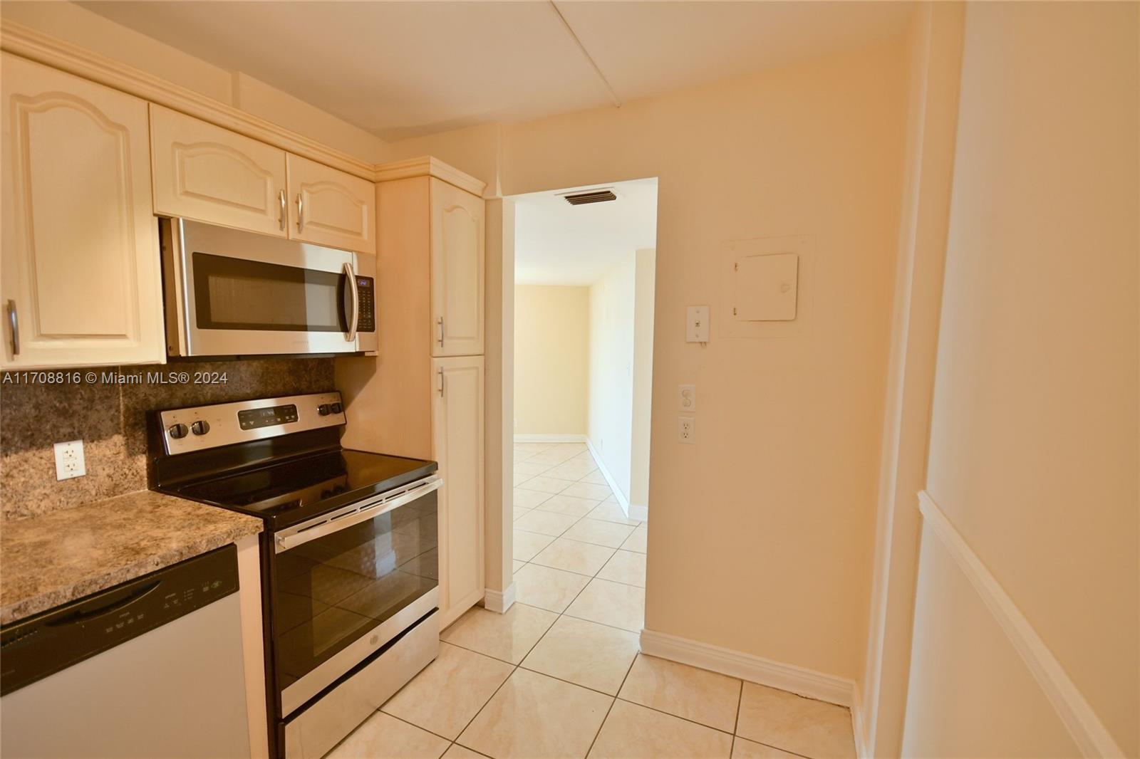 3475 N Country Club Dr #615, Aventura, Florida image 13