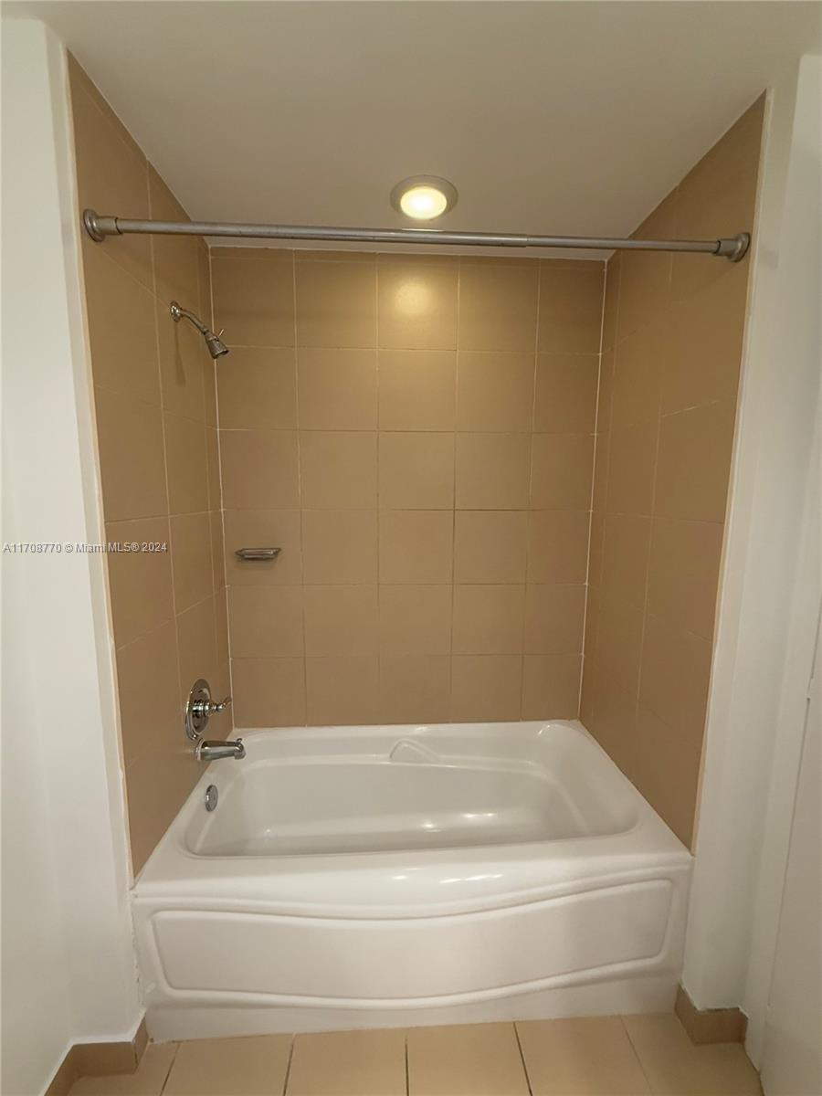300 S Biscayne Blvd #L-804, Miami FL 33131