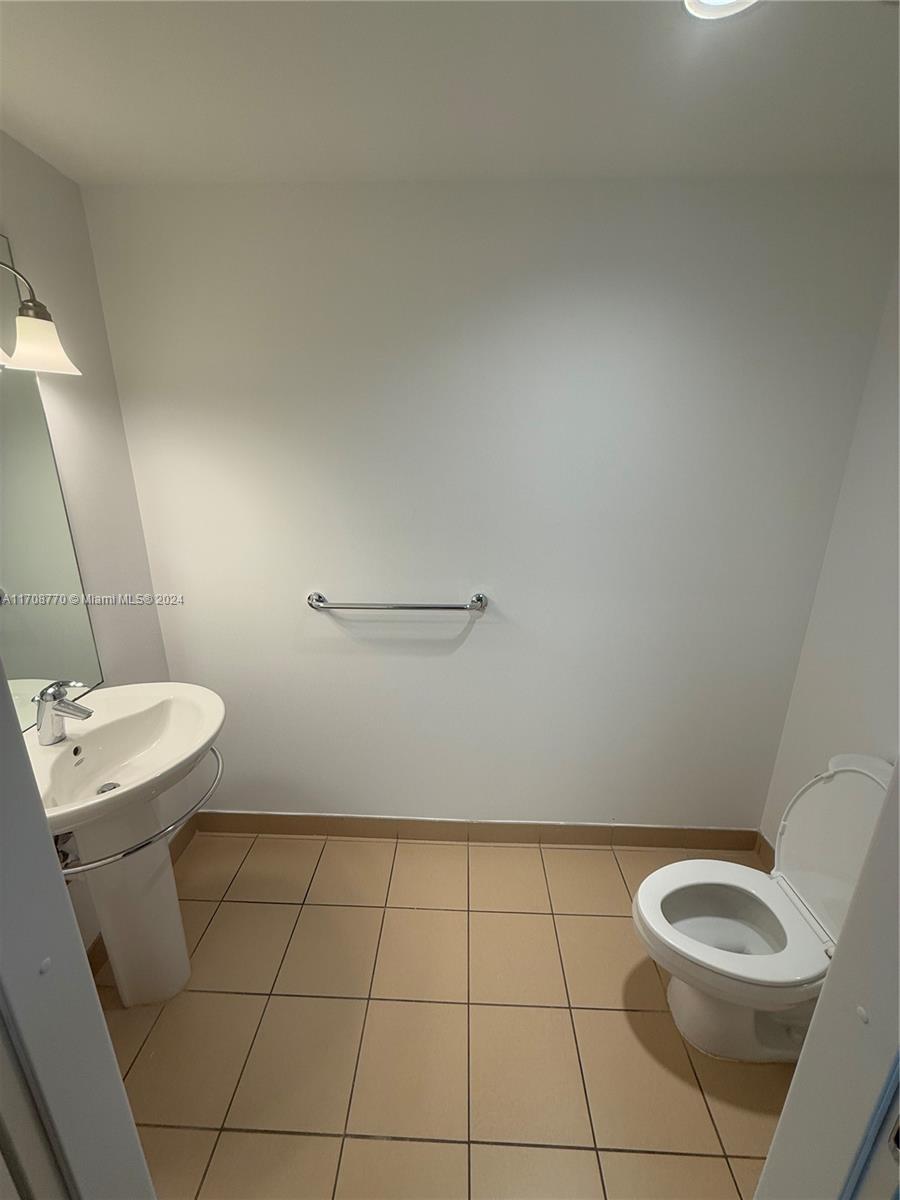 300 S Biscayne Blvd #L-804, Miami FL 33131