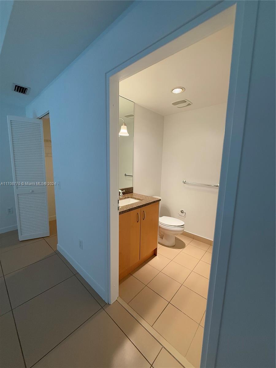 300 S Biscayne Blvd #L-804, Miami FL 33131