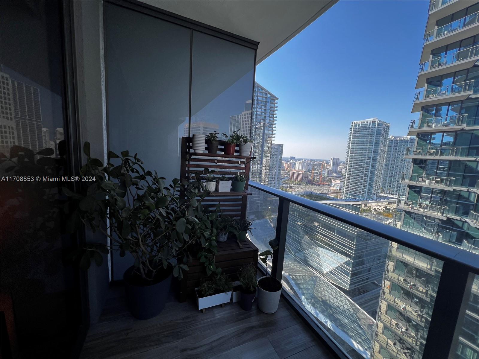 Spacious and bright 1 BED + DEN with 2 full bathrooms at SLS LUX in the heart of Brickell. 
Enjoy best location and premium amenities, including roof top sundeck & pool, state of the art fitness center with jacuzzi and spa, resident's lounge rooms, valet parking for guests and much more.
VACANT and EASY TO SHOW.