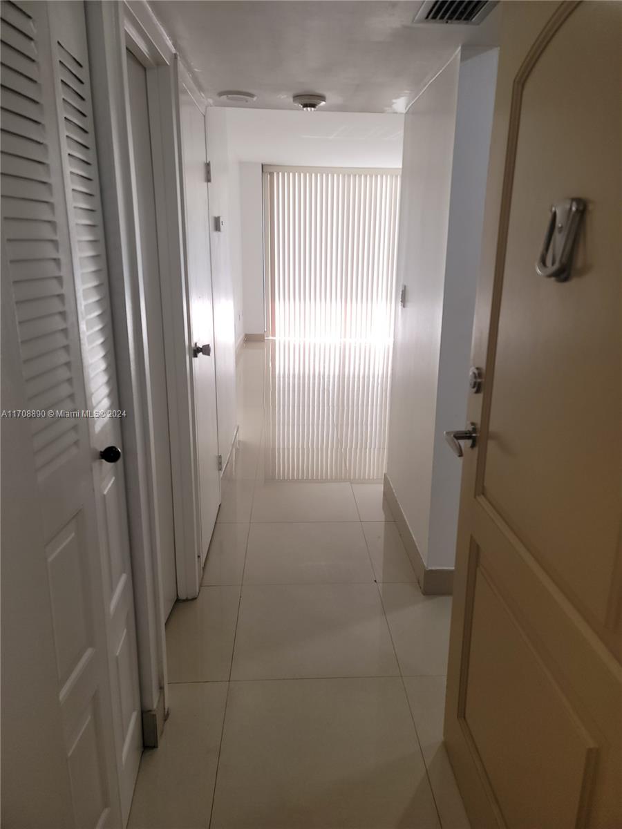 3675 N Country Club Dr #105, Aventura, Florida image 11