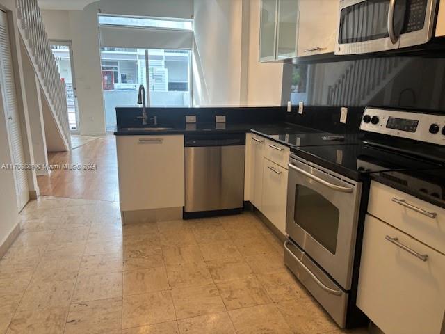 VERY NICE TWO-STORY LOFT, S/STEEL APPLIANCES, GRANITE COUNTER TOPS, LAMINATED FLOOR WASHER AND DRYER IN UNIT, BALCONY ON FIRST & SECOND FLOOR, PARKING, GYM, POOL, SAUNA, WALK TO COCO WALK, RESTAURANTS, SHOPS. LOCATED IN THE HEART OF COCONUT GROVE.

VACANT, EASY TO SHOW,