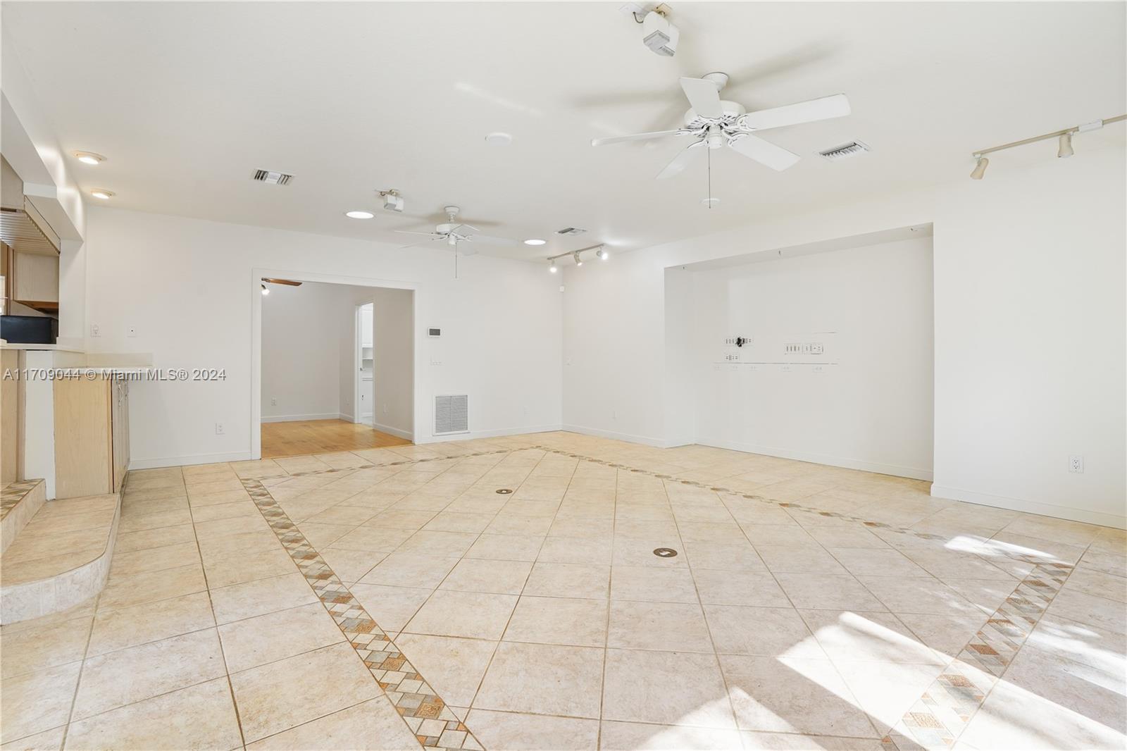 654 SE Crescent Ave, Port Saint Lucie, Florida image 32