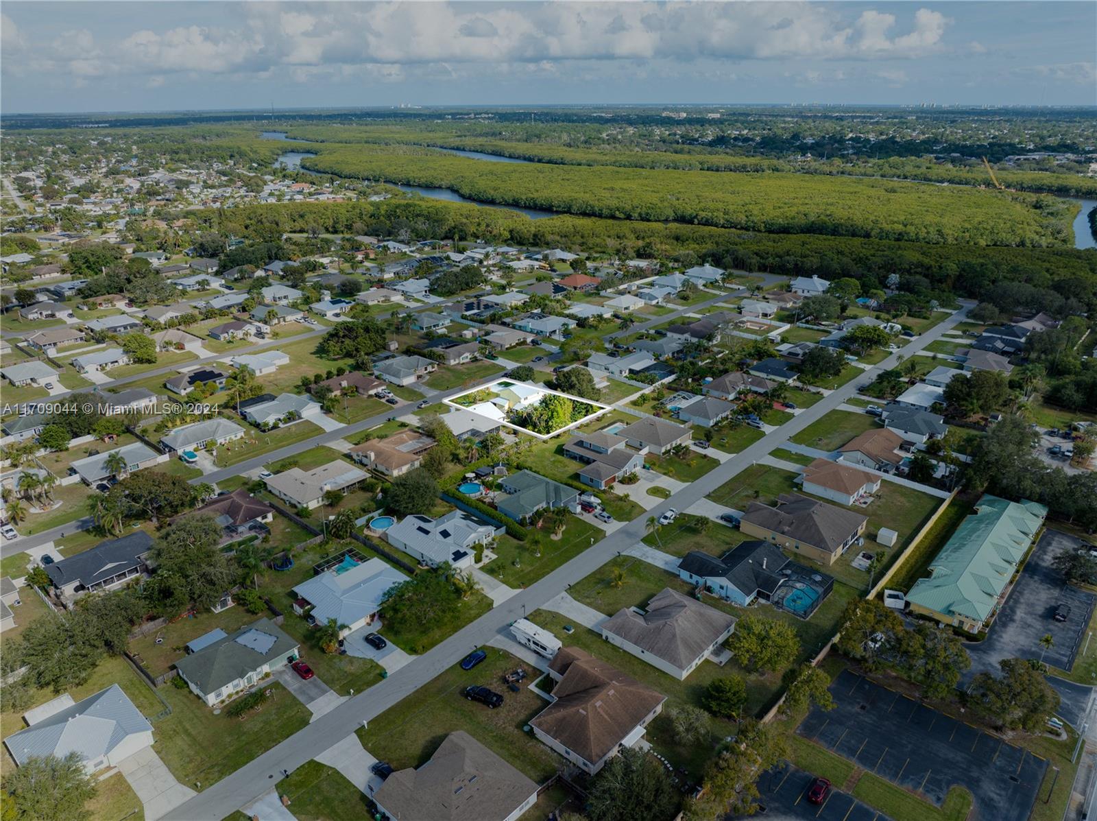 654 SE Crescent Ave, Port Saint Lucie, Florida image 48