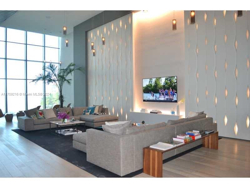460 NE 28th St #3705, Miami FL 33137