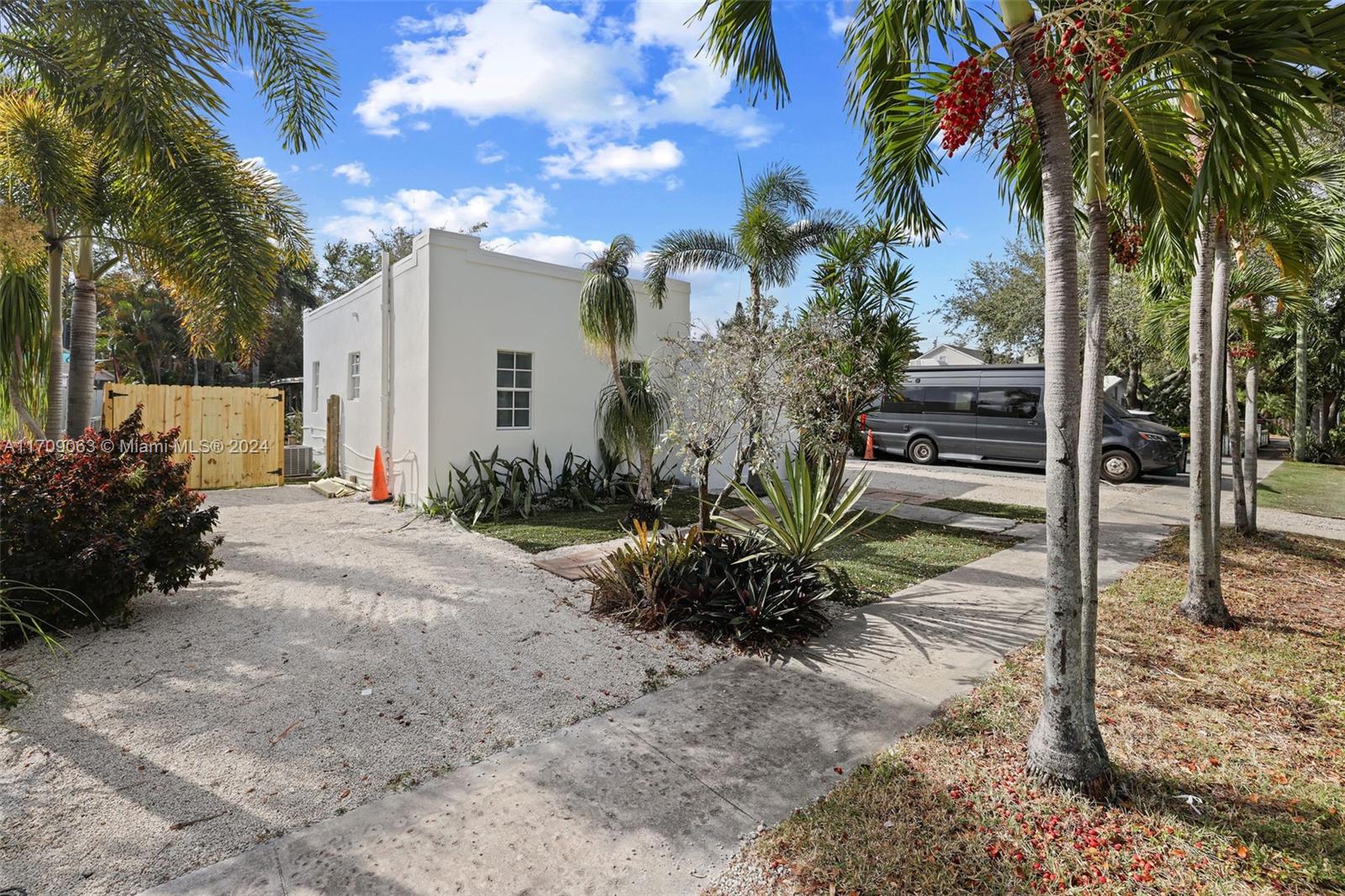 31 SW 6th St, Dania Beach, Florida image 38