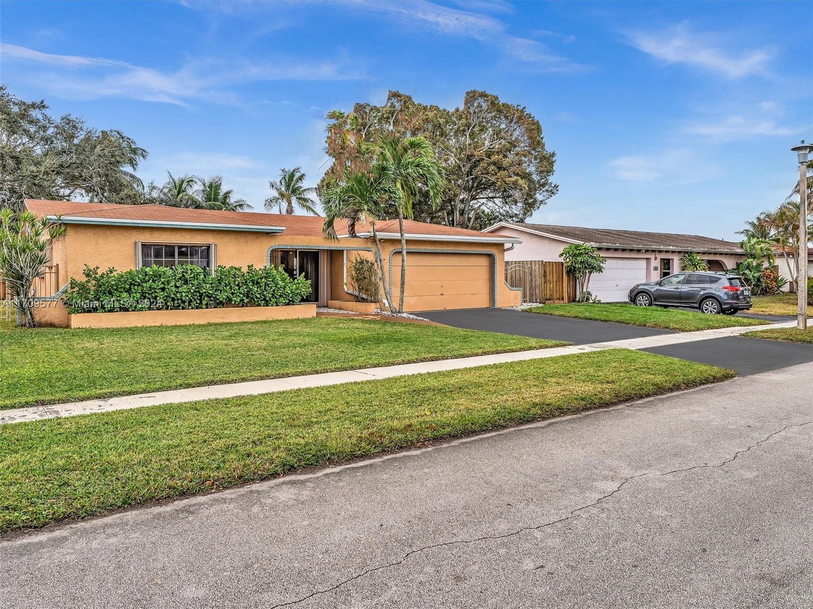 8910 NW 7th Ct, Pembroke Pines, Florida image 3