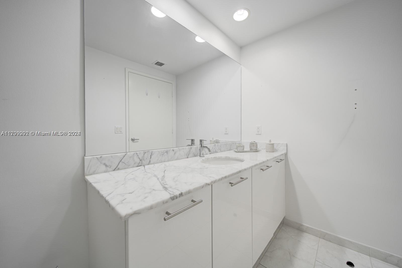 951 Brickell Ave #3905, Miami FL 33131