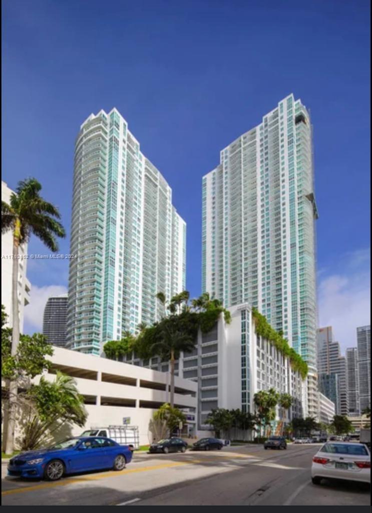 Beautiful, spacious one bedroom unit in the heart of BRICKELL with floor to ceiling windows. Great balcony.
Washer/dryer inside. Excellent location. Incredible amenities: state of the art gym, 2 heated pools, steam room,
theater room, business center, party room, lounge, spa, 24/hr concierge, valet, and much more!! Walk to Mary
Brickell Village!!! Basic cable/Internet is included. Tenant occupied until Feb 14th, 2025. Showing assist for
appointment / 24 hours in advanced. Allow time to confirm. Tenant to pay one month rent as association security
deposit + first, last, and security deposit.