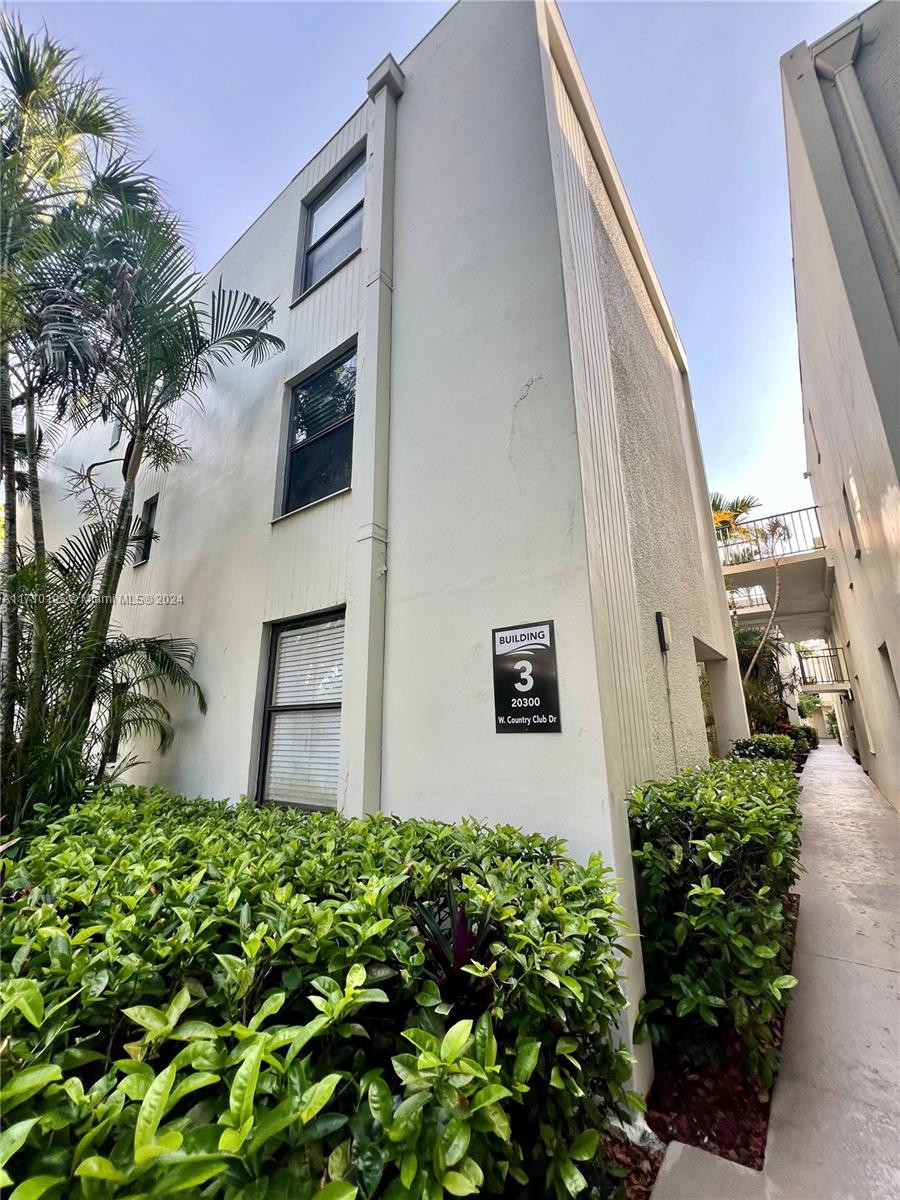 20300 W Country Club Dr #106-3, Aventura, Florida image 1