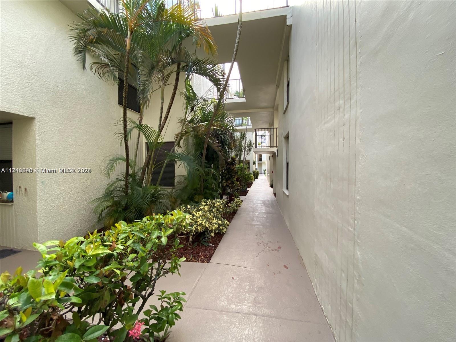 20300 W Country Club Dr #106-3, Aventura, Florida image 21