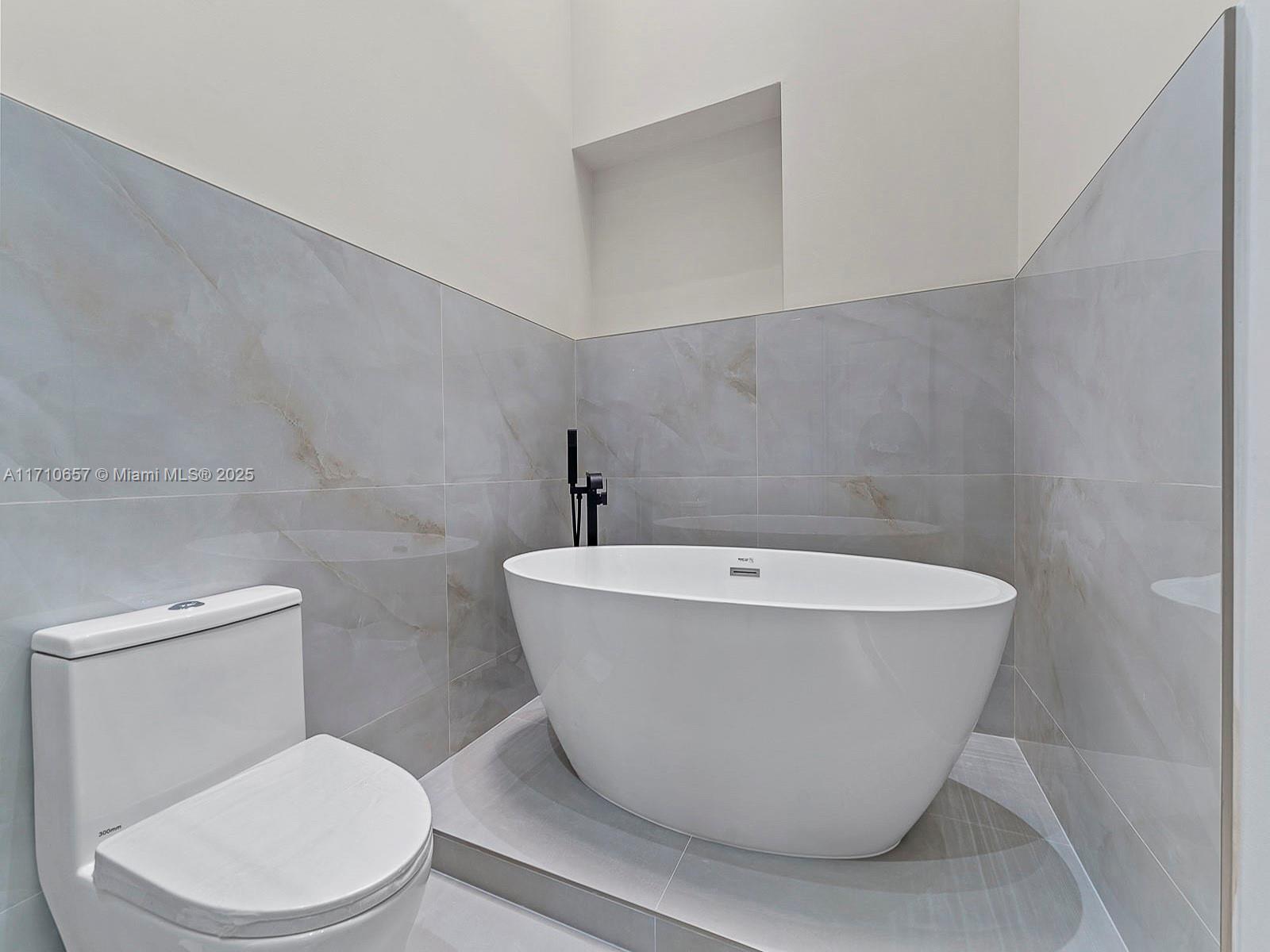 3501 Magellan Cir #638, Aventura, Florida image 13
