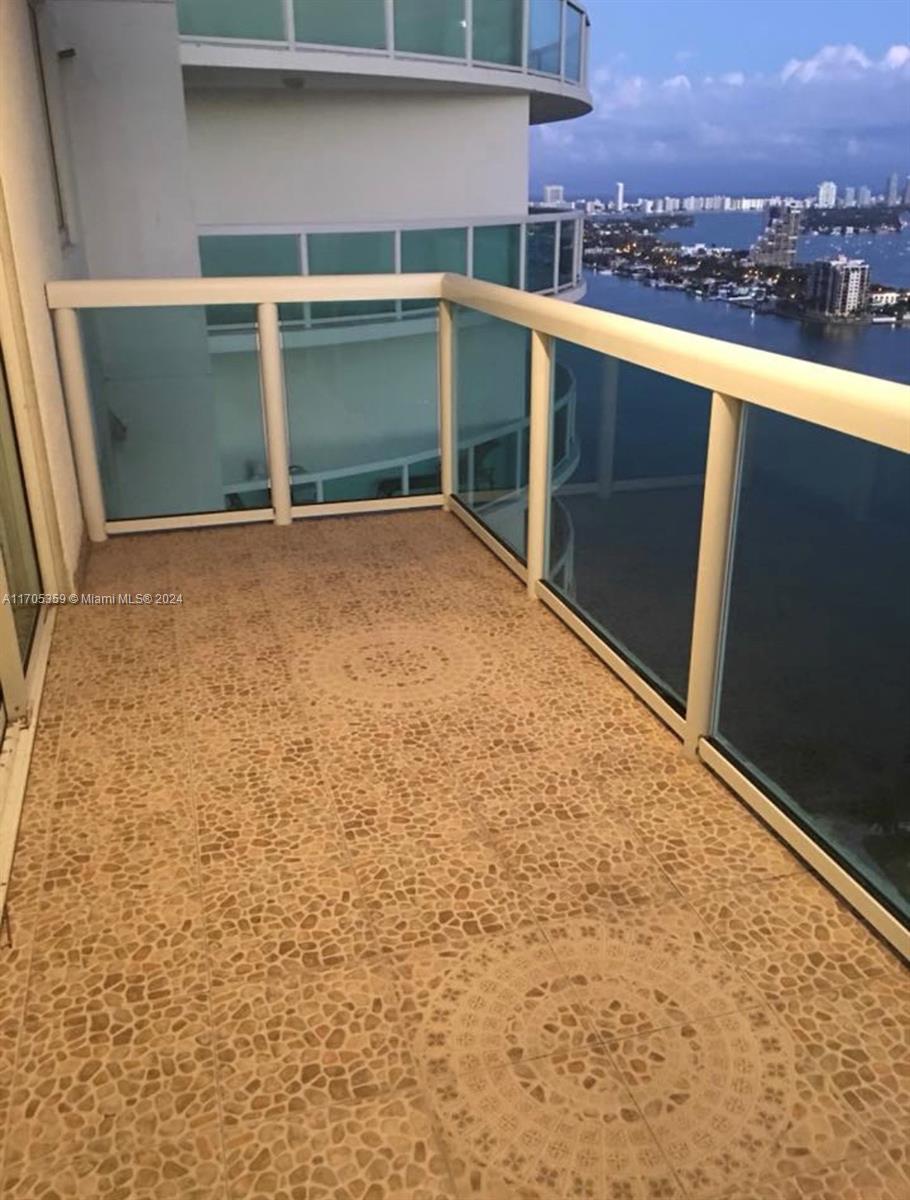 Incredible spacious 1-bedroom unit with one and a half bathroom, it has 1,095 square feet. Amazing water views , one assigned parking space. Close to Midtown, Wynwood, Downtown Miami, Miami Beach, Brickell. Rent includes water, high-speed fiber internet.