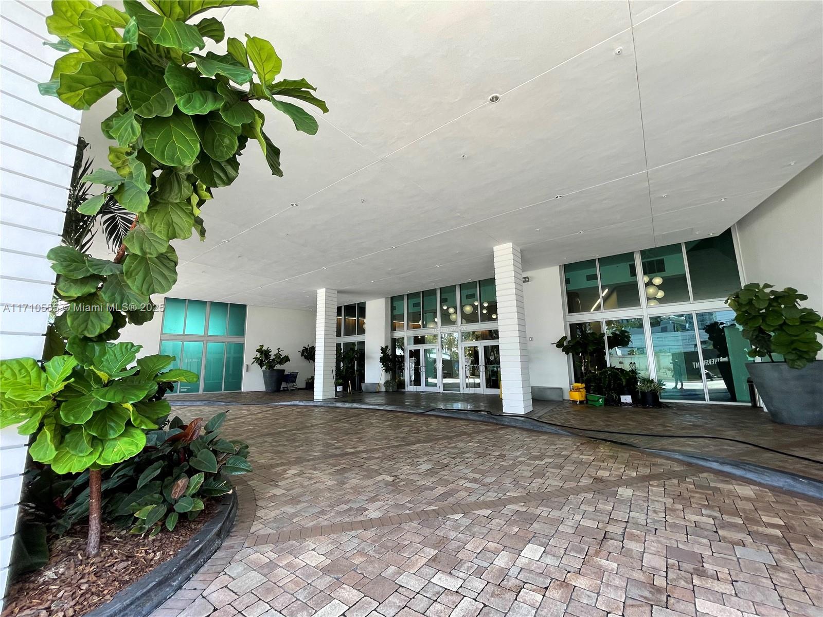 350 S Miami Ave #1111, Miami FL 33130