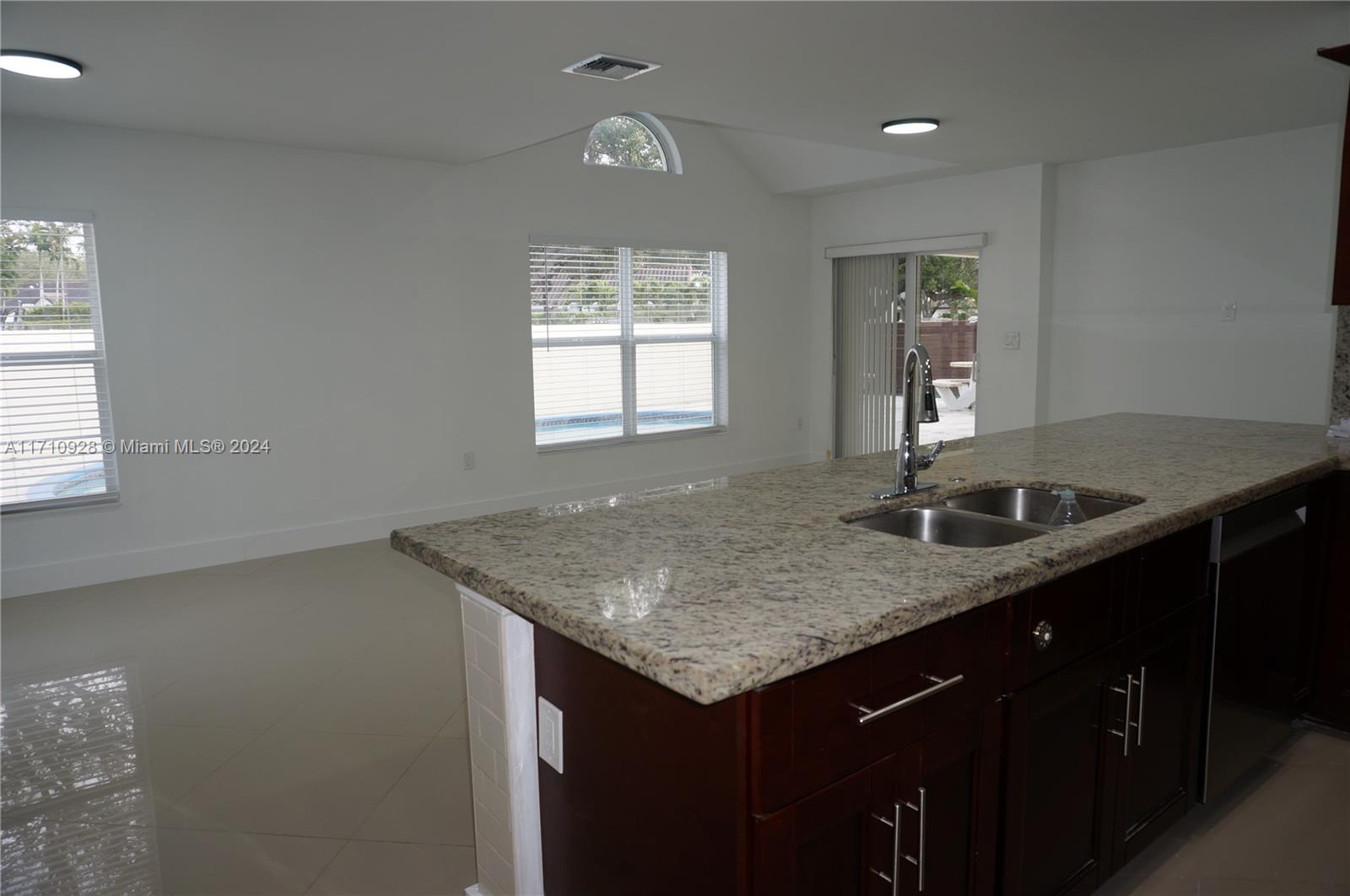 8831 NW 194th Ter, Hialeah, Florida image 18