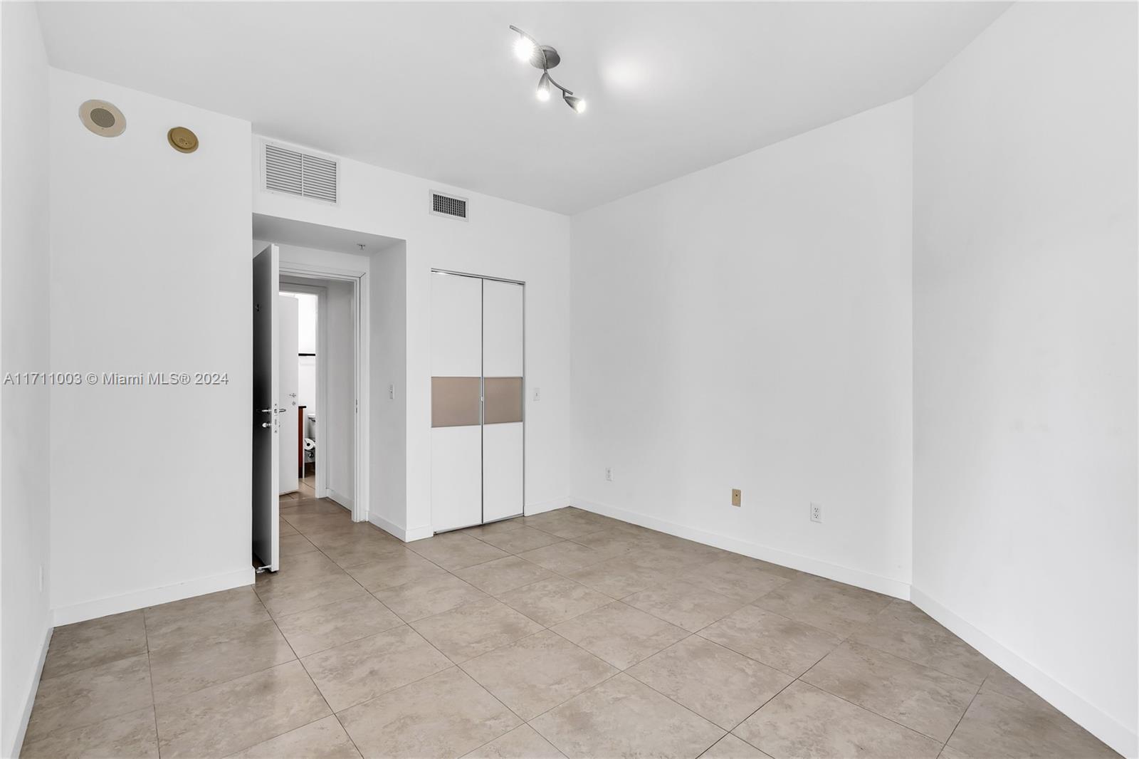 300 S Biscayne Blvd #T-1802, Miami FL 33131