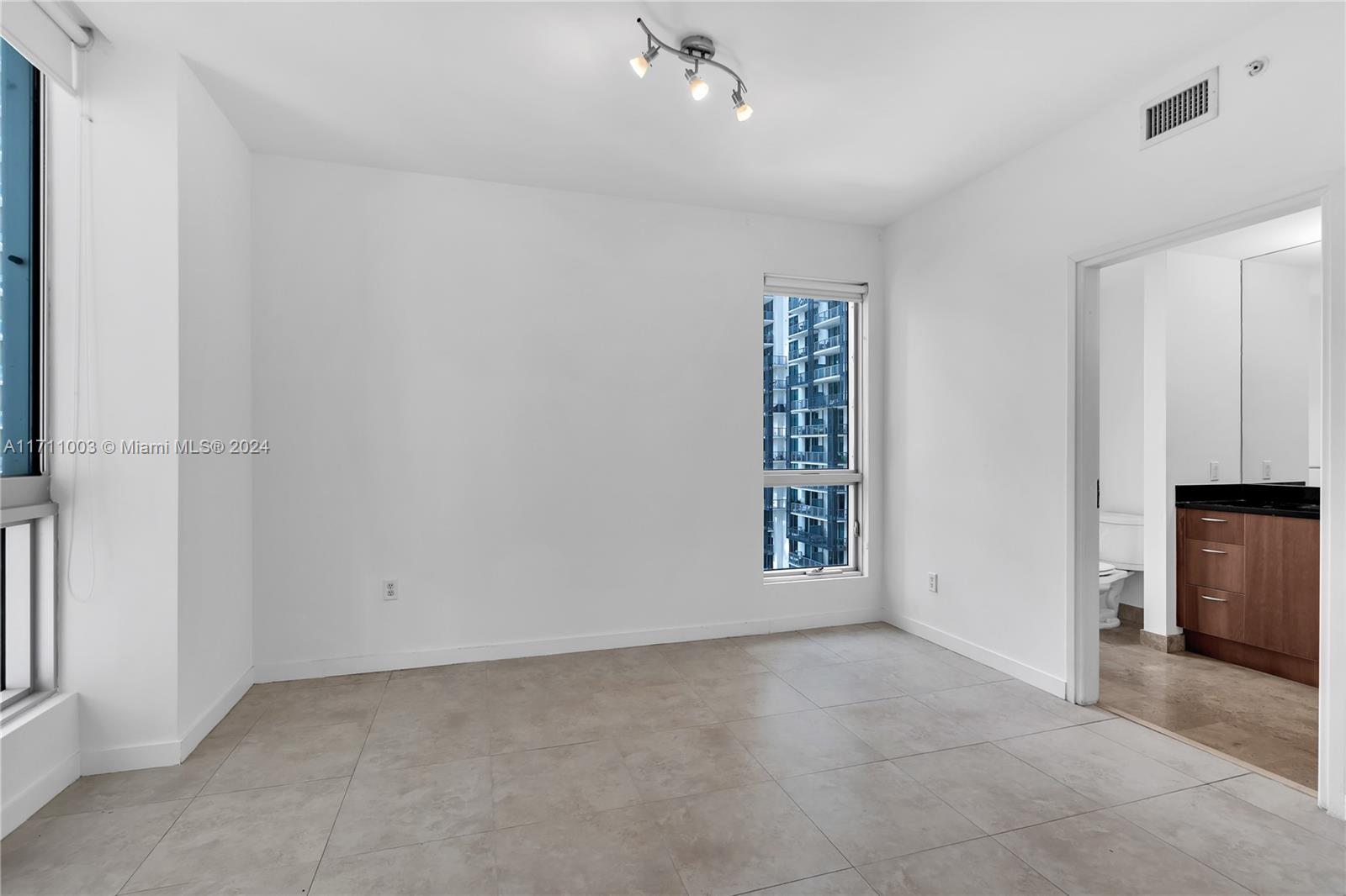 300 S Biscayne Blvd #T-1802, Miami FL 33131