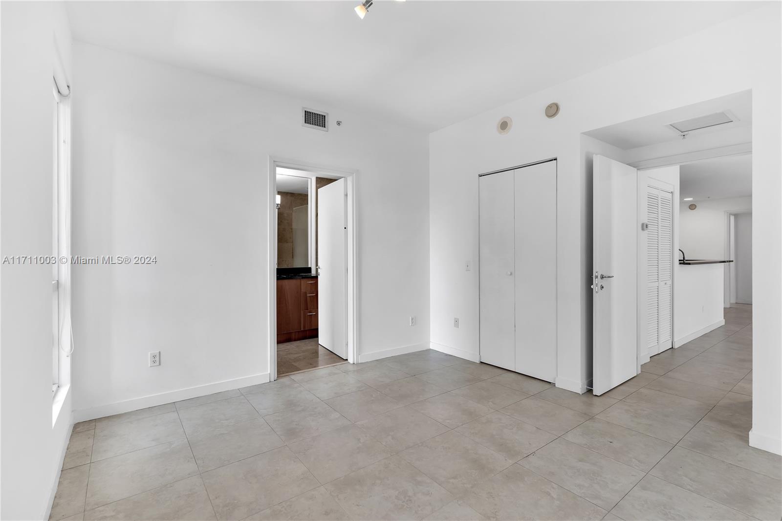 300 S Biscayne Blvd #T-1802, Miami FL 33131