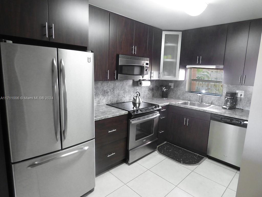 9411 N Hollybrook Lake Dr #304, Pembroke Pines, Florida image 3